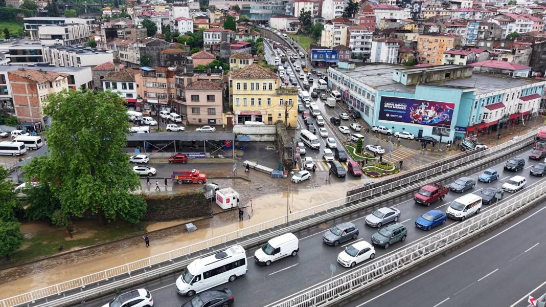 Sel suları Trabzon’u vurdu! Toklu deresi taştı, eski devlet sahil yolu Venedik’e döndü 5
